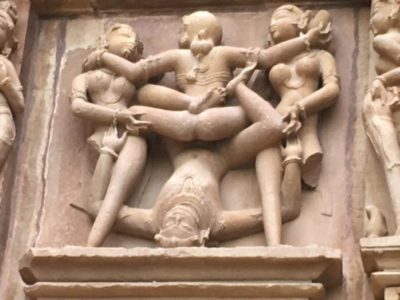 [この合体しているのがミトゥナ像。下になっているのが男。王様と妃とのことで召使が支えている。ずいぶんとオープンだったようだ]