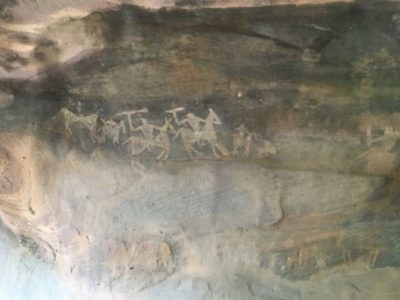 [連帯を組んで馬にのり、弓矢ややりを使って狩りをしている場面が描かれている]