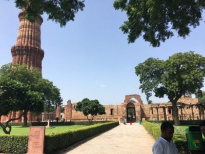 [正面が破壊されたクワットゥル・イスラーム・マスジット]