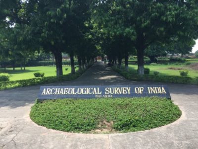 [ナーランダ大学の入り口　最近作られたような綺麗さ]