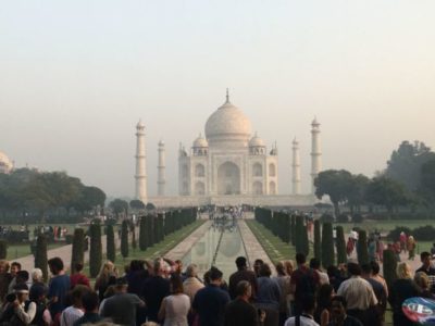 [入り口付近で見たタージマハール]