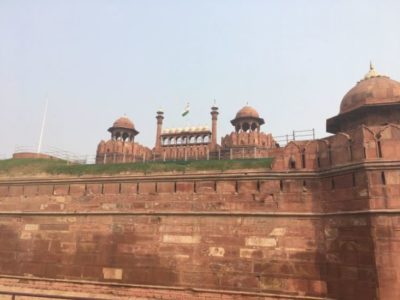 [大きな赤い壁に覆われたひと際大きなお城]