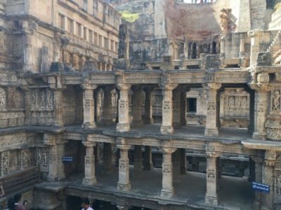 [徐々に下がっていくと荘厳な神殿が現れる]