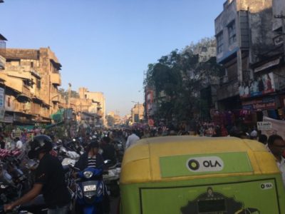 [門を抜けた後もすごい渋滞　横に止めているバイクがとても邪魔]