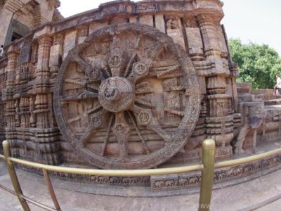 [巨大な車輪　寺院全体が馬車に見立てていて、２４個の車輪が描かれている]