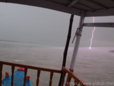 [雷がガンガン落ちてました　この船大丈夫かしら。。。]